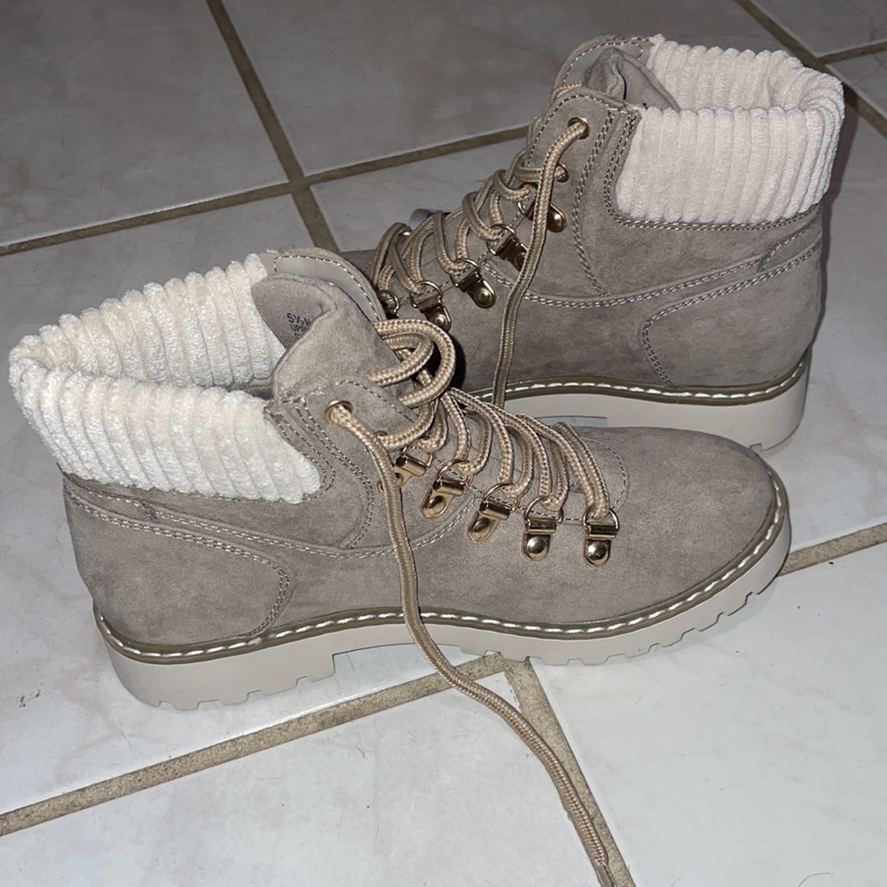Boots - Picture 3 of 3